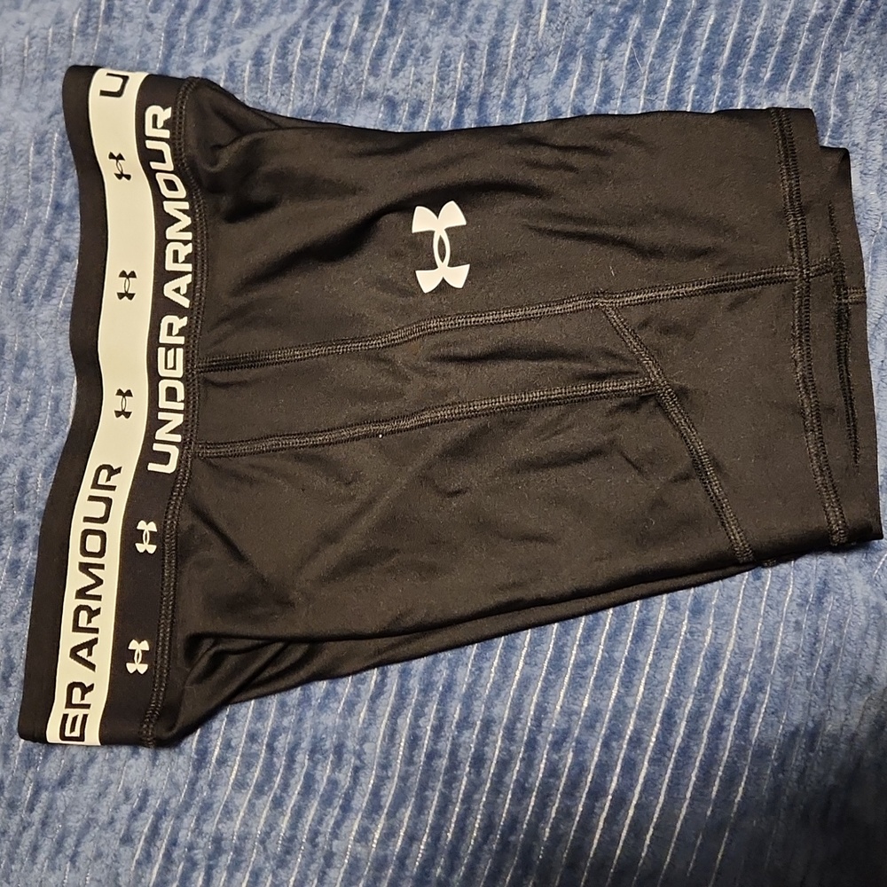Girls under Armour shorts medium